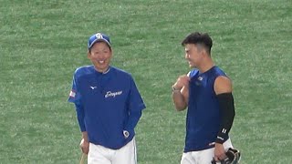 外野まで赴いて、前日145球熱投の小笠原に声を掛ける立浪監督（2023年4月1日）