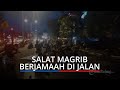 Masih Ada Aksi Demo di Padang Hari Ini, Bakar Ban hingga Salat Magrib Berjemaah di Jalan