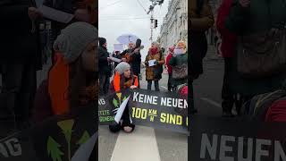 Klebe Aktion beim Getreidemarkt in Wien #klima #wien #naschmarkt #klimaprotest #klimastreik