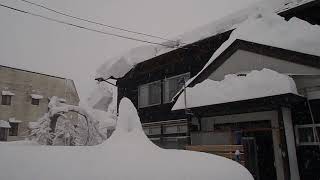 落下式の屋根から落ちる雪