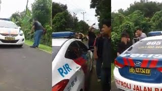 Heboh! Pendemo Lakukan Razia pada Mobil Polisi