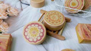 紅黃花磚母乳皂 - the pour and pull through handmade soap with floral discs in cylinder molds - 手工皂