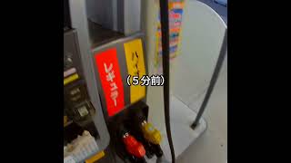 爆光 投光器を後続車に浴びせながら走行する軽トラ