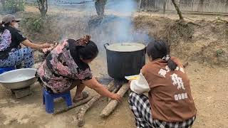 조상님께 감사하며 새로 수확한 쌀로 마을 사람들과 식사를 하다