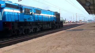 11104 Bandra Jhansi Express with JHS WDM 3D