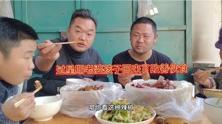 过星期老婆孩子都回来了，张乔永康饭店打包硬菜改善伙食，味真棒