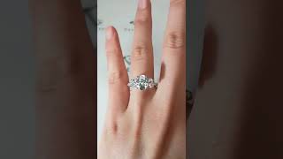 Doveggs 2ct (with 2*0.5ct side stones) VS1-VVS1 clarity GHI color oval Nova moissanite center stone