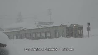 昨夜からの大雪で、線路上で立ち往生の、飯山線キハ110系。(131D)