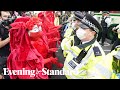 Extinction Rebellion: Dramatic moment police cordon off bus on London Bridge