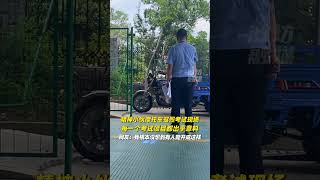 小夥摩托車駕照考試竟然翻車