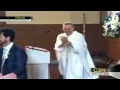 Sacerdote canta y baila en plena misa