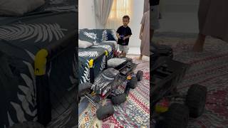 فلوق زايد كسر الشاصي للسيارة 😂 vloge Zayed broke the car's chassis #shorts #short #dubai #me #rccar