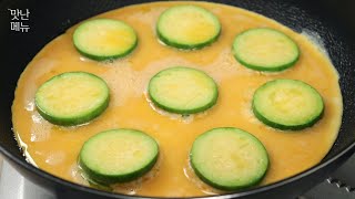 Fill the zucchini with plenty of cheese and pour the eggs!