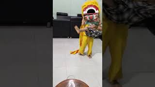 Cười bể bụng khi chị bế em múa lân 🥰 video #shorts