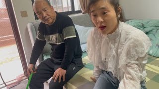 女人离家出走12年突然回来，带着她爸爸上门吵闹要求重归于好