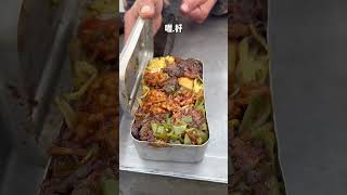 东北街头的铝饭盒盒饭！12一份有6个菜！还有送水和小菜！简直是梦中情饭！#地方特色美食