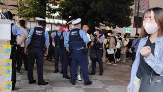 池袋駅交番前に警察官大集結!! 若者同士のケンカ？　コロナ禍のなかマスク無しで言い争い、とにかく逃げる