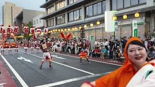 日本東北山形花笠祭，花笠舞遊行開場。