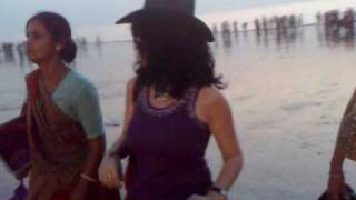 Cigdem Hicran Yorgancioglu Satish Poonam 2009 Bombay Mumbai Walk on Juhu Beach Incredible India