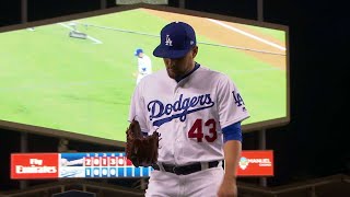 ATL@LAD: Avilan reacts quickly to grab comebacker