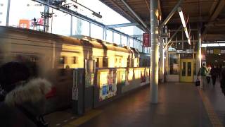 朝の二子玉川駅を発車する東急2000系2002F