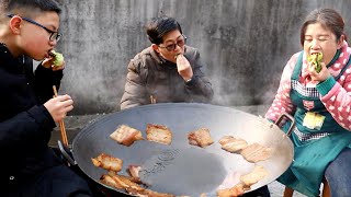 儿子要吃烤肉，九九整块五花肉用大锅煎，生菜卷五花肉，吃的真过瘾！【湘西九九美食】