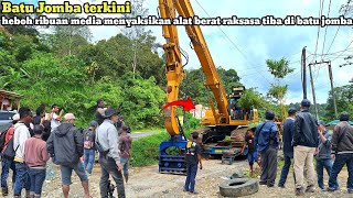 Batu Jomba terkini!heboh ribuan media menyaksikan alat berat raksasa tiba di batu jomba