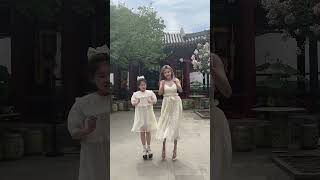 终于轮到我和女儿拍旅游转场啦！暑假到啦，和女儿蹦蹦跳跳逛北京 #蹦蹦跳跳旅游转场 #旅游转场 #北京旅游