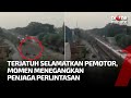 Aksi Heroik Penjaga Perlintasan KA Selamatkan Pemotor | tvOne Minute