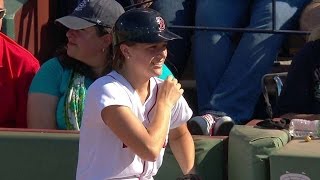 NYY@BOS: Red Sox ballgirl makes a nice reaching grab