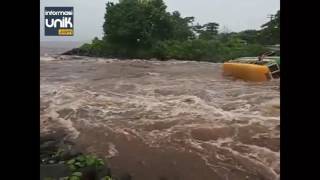 Bus menerjang banjir