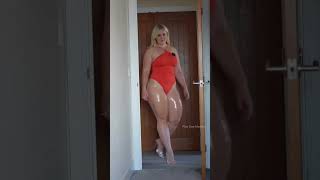 Sammy Thighs Curvy Blonde Model