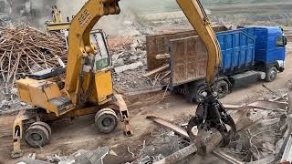 Liebherr 922 Loading Scrap Metals - Sotiriadis/Labrianidis Demolition \u0026 Recycling Works - 4k