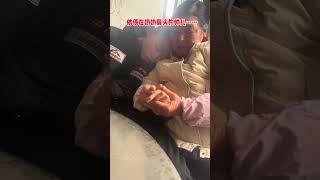 帅儿依偎在奶奶的肩头睡着了，这几年，带着帅儿辗转南北，六十多岁的奶奶在县城打扫街道自力更生， 时不时给孙子，给儿子转来一些贴补家用……奶奶很少上镜，更不想去街道上拍下奶奶穿着环卫服心酸的画面，今天，