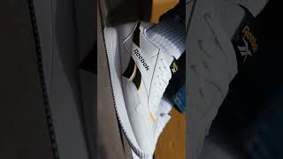 IT’S LITE WORK IN REEBOK. 😅🤩