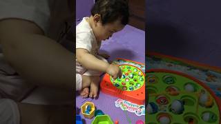 11個月大寶寶專注玩釣魚遊戲/11months old baby plays the finishing game concentratingly #baby #playing