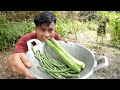 mukbang sambal terasi rebusan oyong dan kacang di lahan perkebunan warta petani muda hidup di hutan