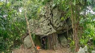 2 Days solo survival CAMPING. Foraging Food, Catch and Cook. Survival Shelter under the giant rock