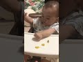 手づかみ食べ。ぐちゃぐちゃになるけどやらせてます！ 赤ちゃん 育児 手づかみ食べ 離乳食 9ヶ月ベビー