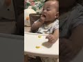 手づかみ食べ。ぐちゃぐちゃになるけどやらせてます！ 赤ちゃん 育児 手づかみ食べ 離乳食 9ヶ月ベビー