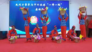 非洲黑美女来采茶！《采茶舞》献给大家，爱你们。African beauties love Chinese dance movements