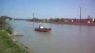 die feuerwehr aus waldkraiburg löscht am innkanal