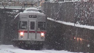 運行初日の令和4年12月24日(土)、クリスマスイブは降雪模様となった、雪煙を上げて走行する、長野電鉄3500系N8編成イベント運行列車。