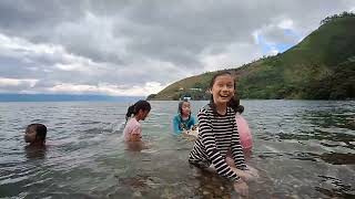 Mandi di Danau Toba, good view. Air bening, menikmati danau bukit gunung dan langit biru #danautoba