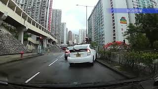 車CAM直擊 - 天雨路滑 小心駕駛😆  Prius 轉線自炒埋欄