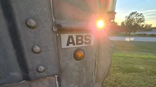 How to Turn off ABS Light on a 53-foot trailer. #viral #trucker #tipsandtricks @CryptoTruckerMike