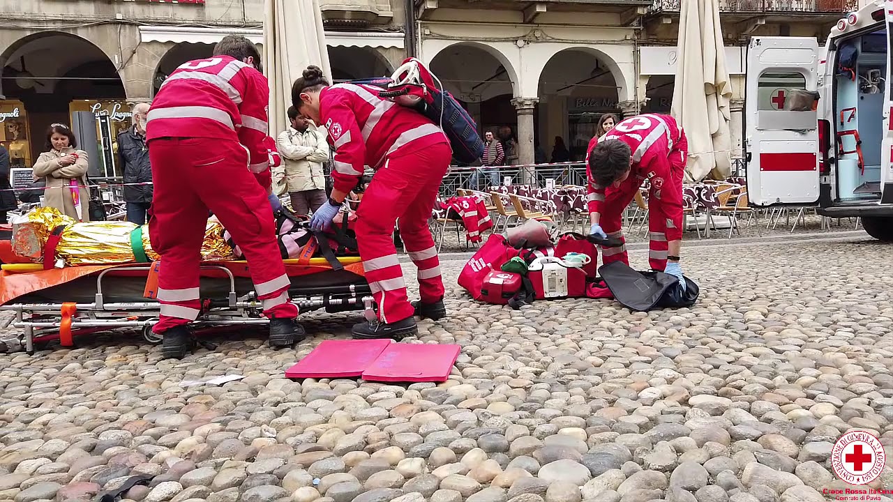 Simulazione Di Soccorso Su Un Incidente Stradale - YouTube