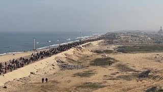 Palestinians continue to cross into northern Gaza by foot