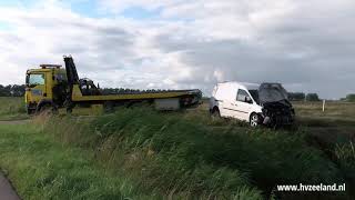 Bestelbus raakt in de sloot, één gewonde