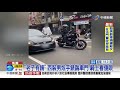 重機遭逼車擦撞 轎車西裝男